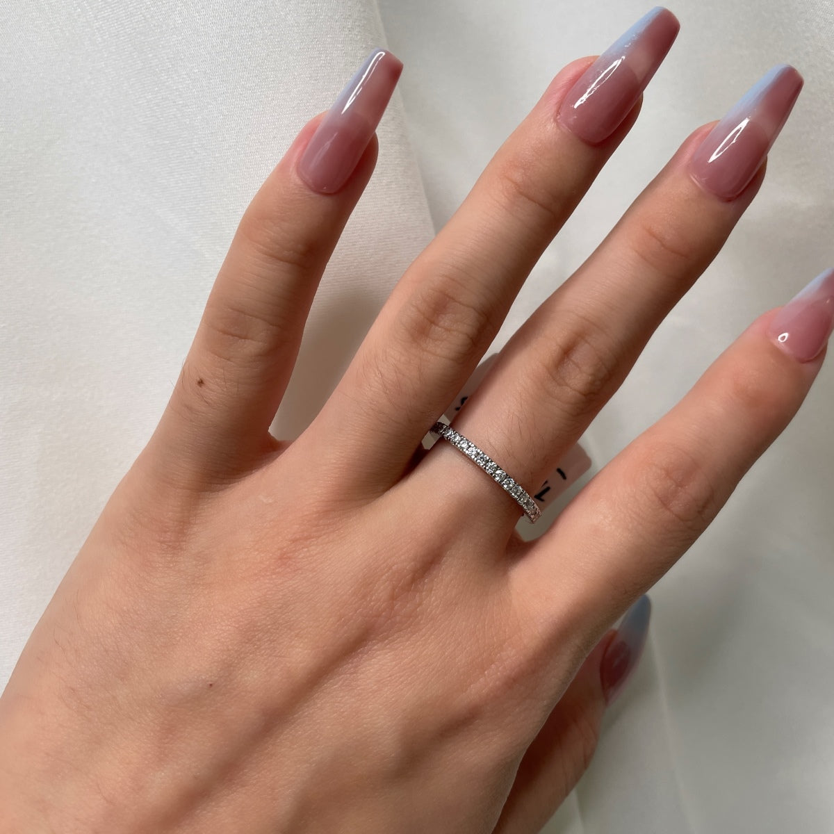 [NOVO]繊細な輝きを放つラウンドカットのデイリーリング