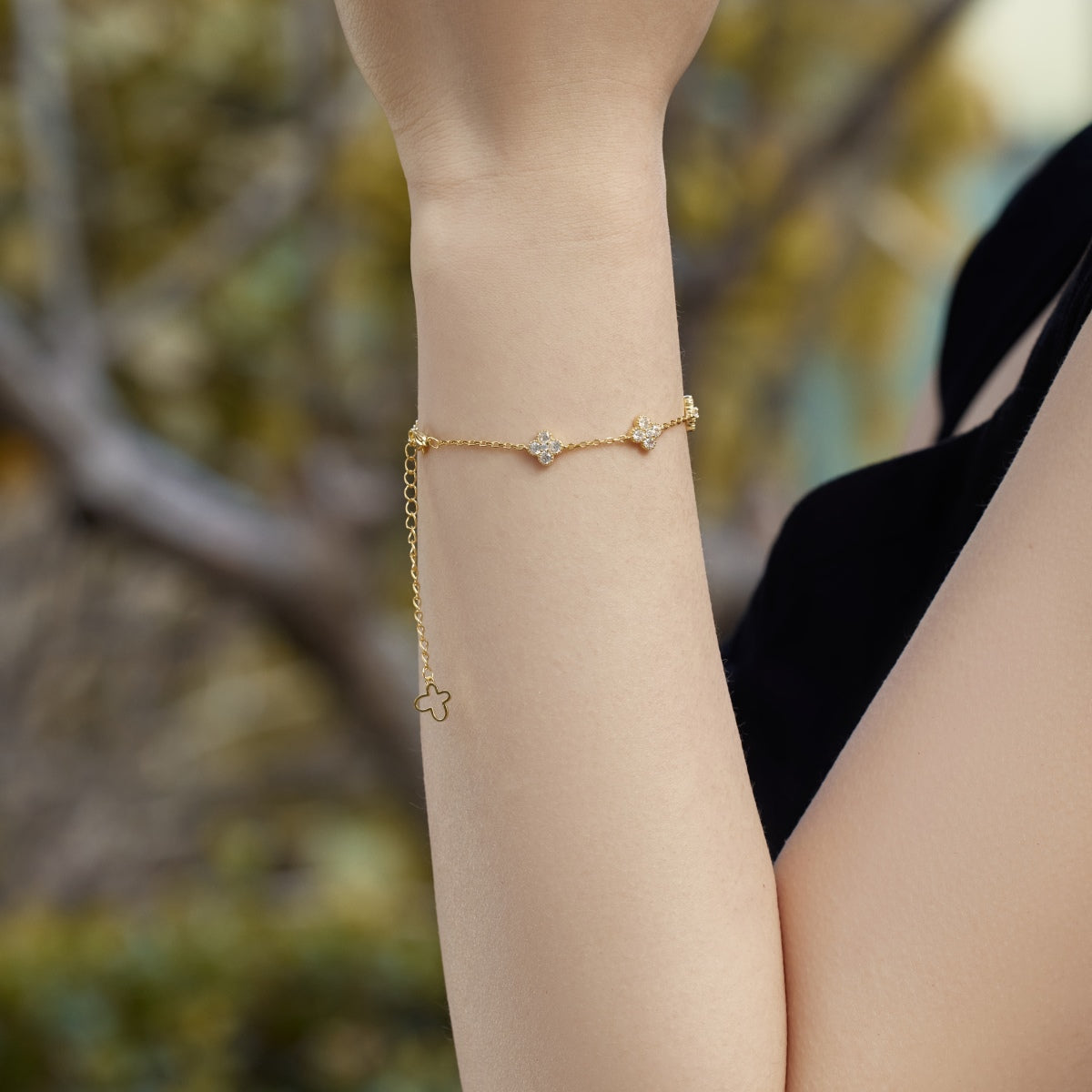 [NOVO]四つ葉のクローバー 中空蝶ブレスレット