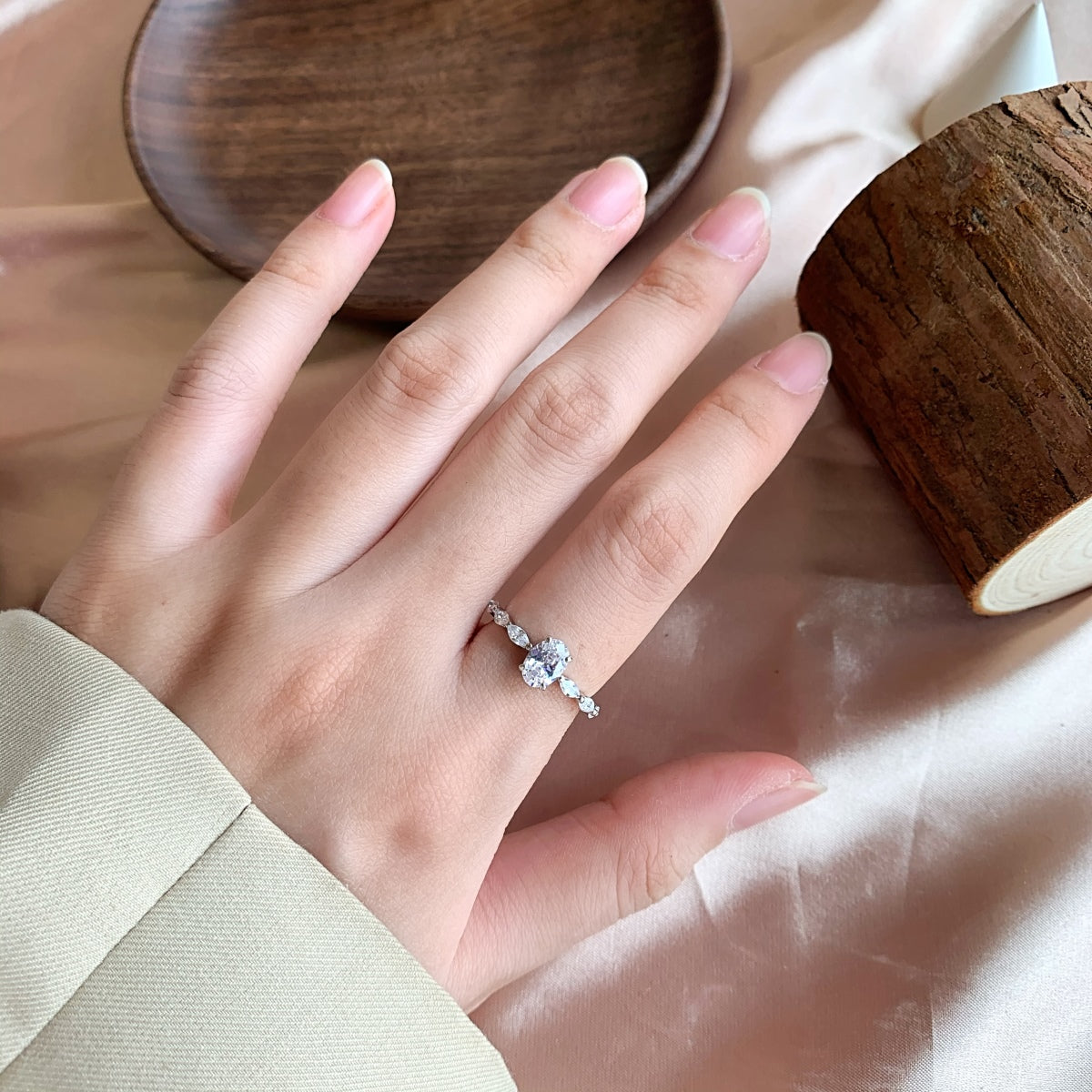 [NOVO]0.75カラットのラグジュアリーで鮮やかな細長いクッションカットのデイリーリング