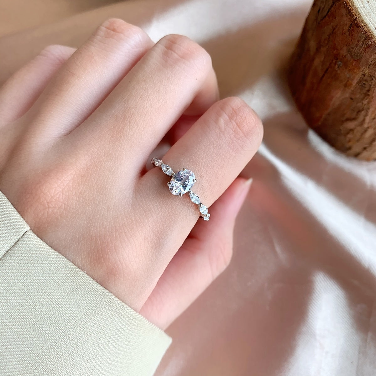 [NOVO]0.75カラットのラグジュアリーで鮮やかな細長いクッションカットのデイリーリング