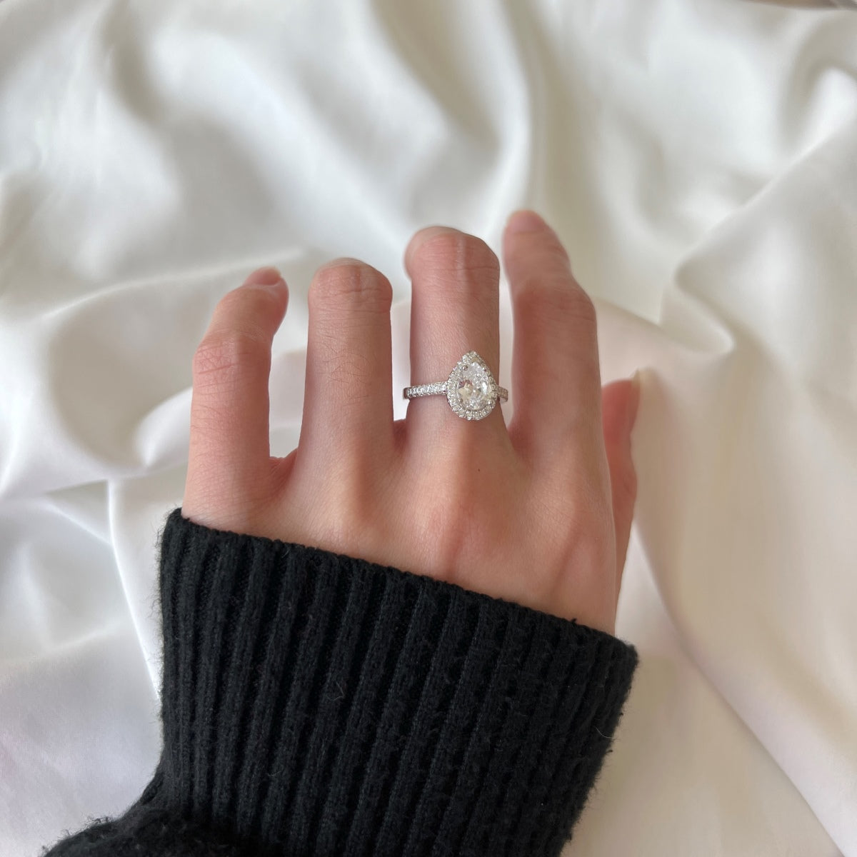 [NOVO]1.0カラットの贅沢な輝きを放つウォータードロップシェイプの結婚指輪