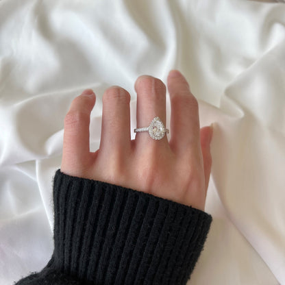 [NOVO]1.0カラットの贅沢な輝きを放つウォータードロップシェイプの結婚指輪