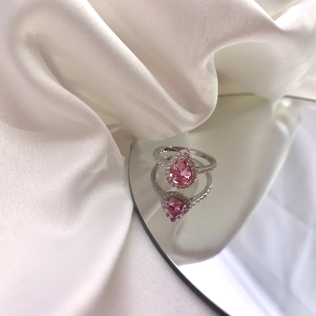 [NOVO]1.0カラットの贅沢な輝きを放つウォータードロップシェイプの結婚指輪