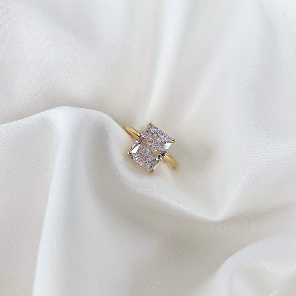 [NOVO]4.0カラットの華やかな魅惑的なラディアンドカットのバンケットリング