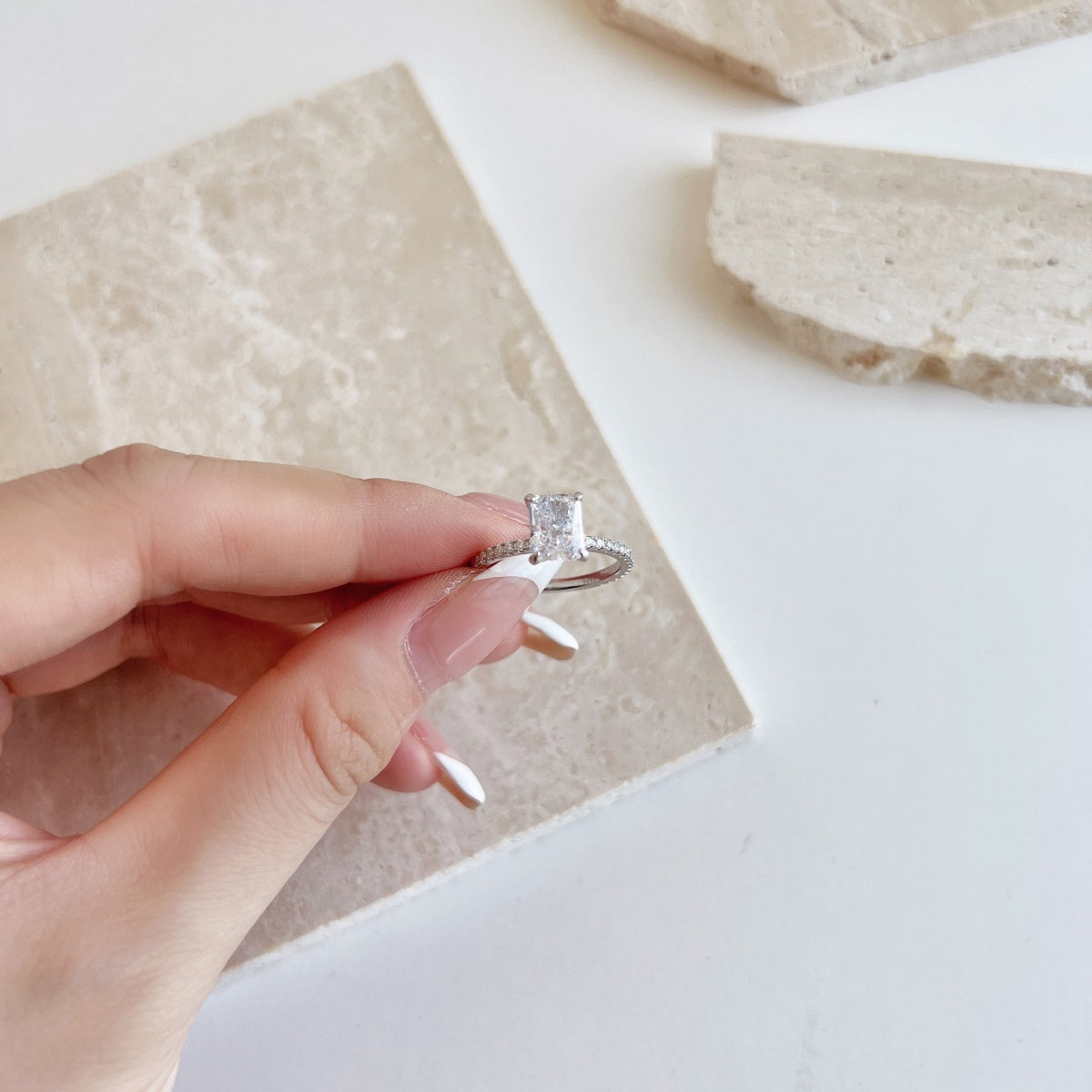 [NOVO]2.0カラットのまばゆい輝きのラディアントカットパーティーリング