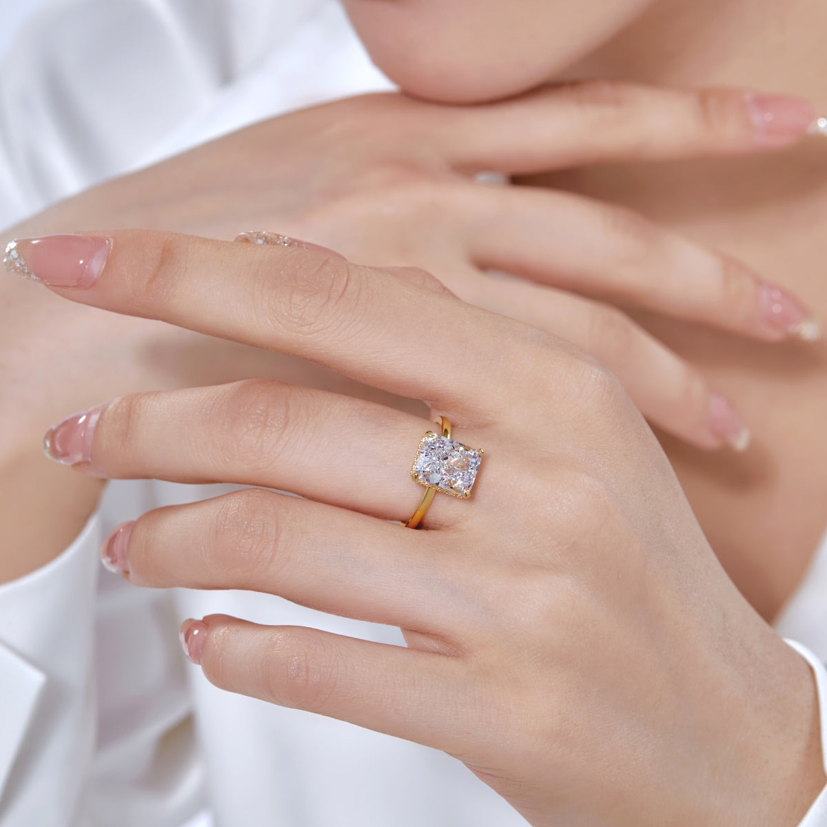 [NOVO]4.0カラットの華やかな魅惑的なラディアンドカットのバンケットリング