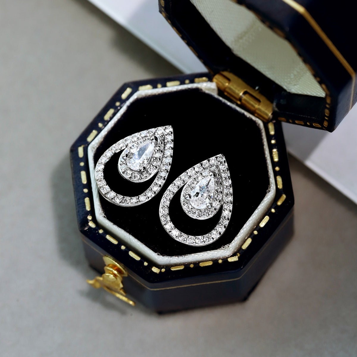 [NOVO] Funkelnde, zarte Ohrringe in Tropfenform für jeden Tag