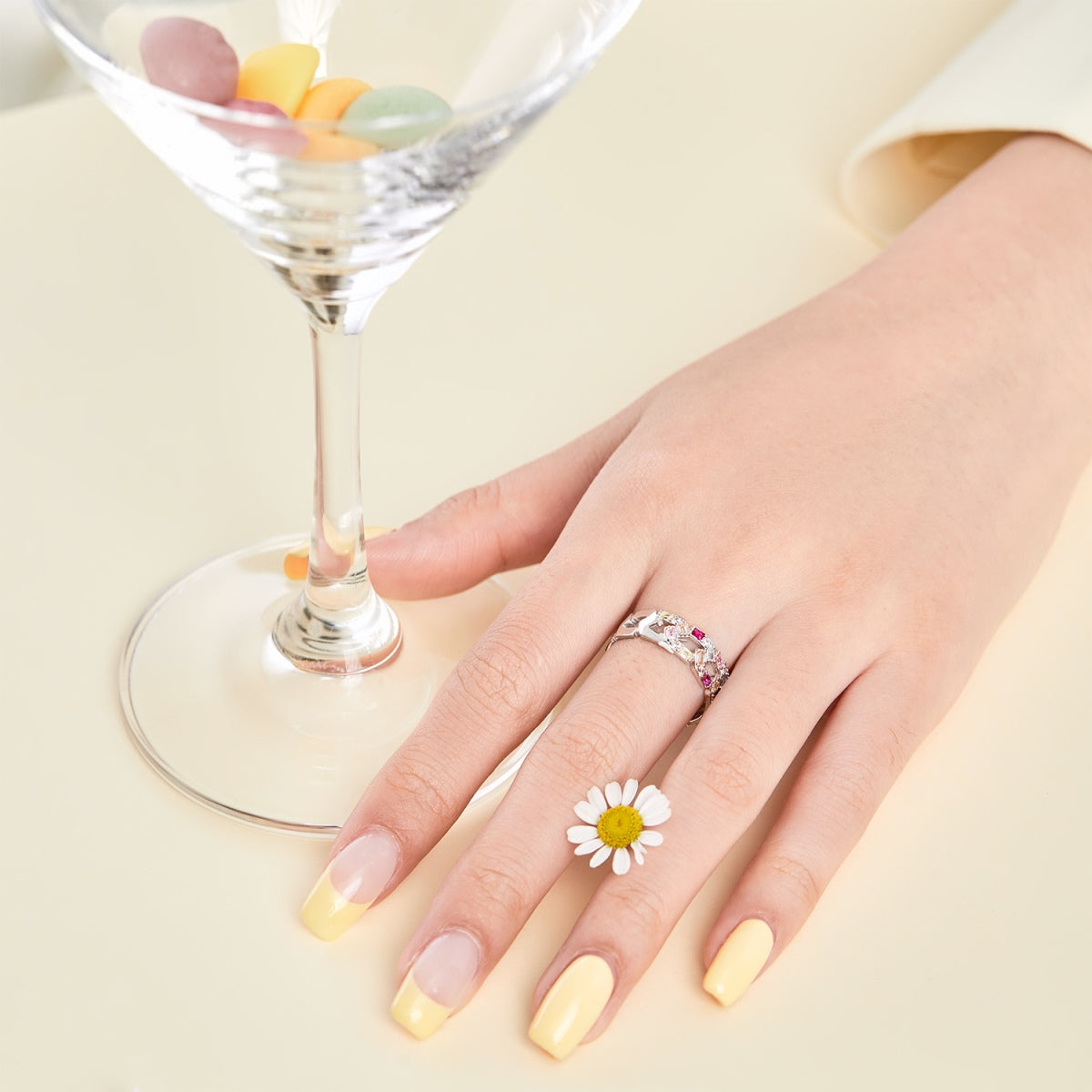 [NOVO]きらめく鮮やかなエメラルドカットのデイリーリング