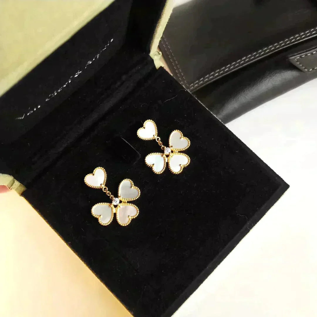 [GALE]CLOVER SWEET WHITE MOP EARRINGS