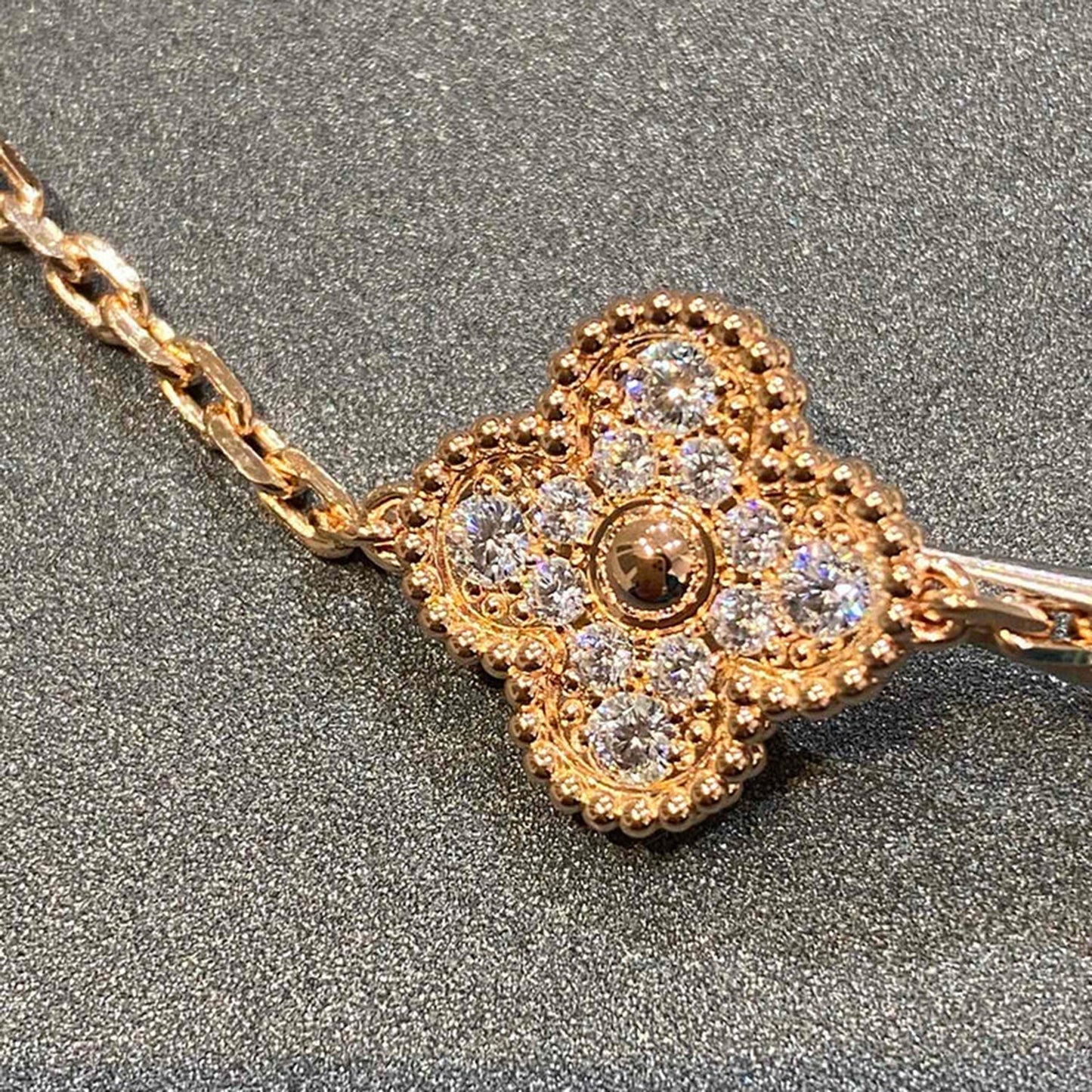 [NOVO]CLOVER 5 MOTIFS VOLLDIAMANT-ARMBAND