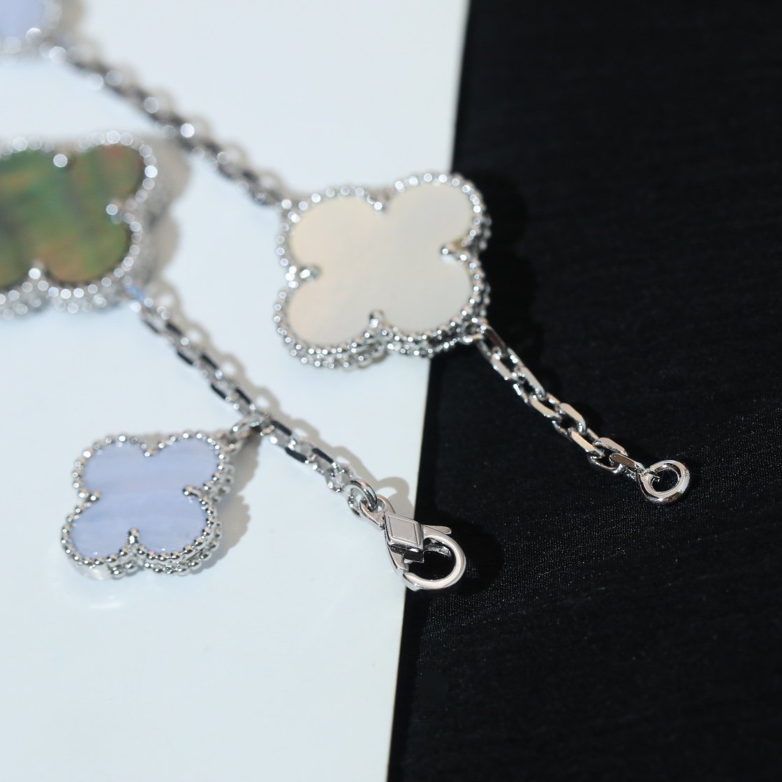 [NOVO]Clover Armband mit 5 Motiven, Perlmutt, Chalcedon, Silber 