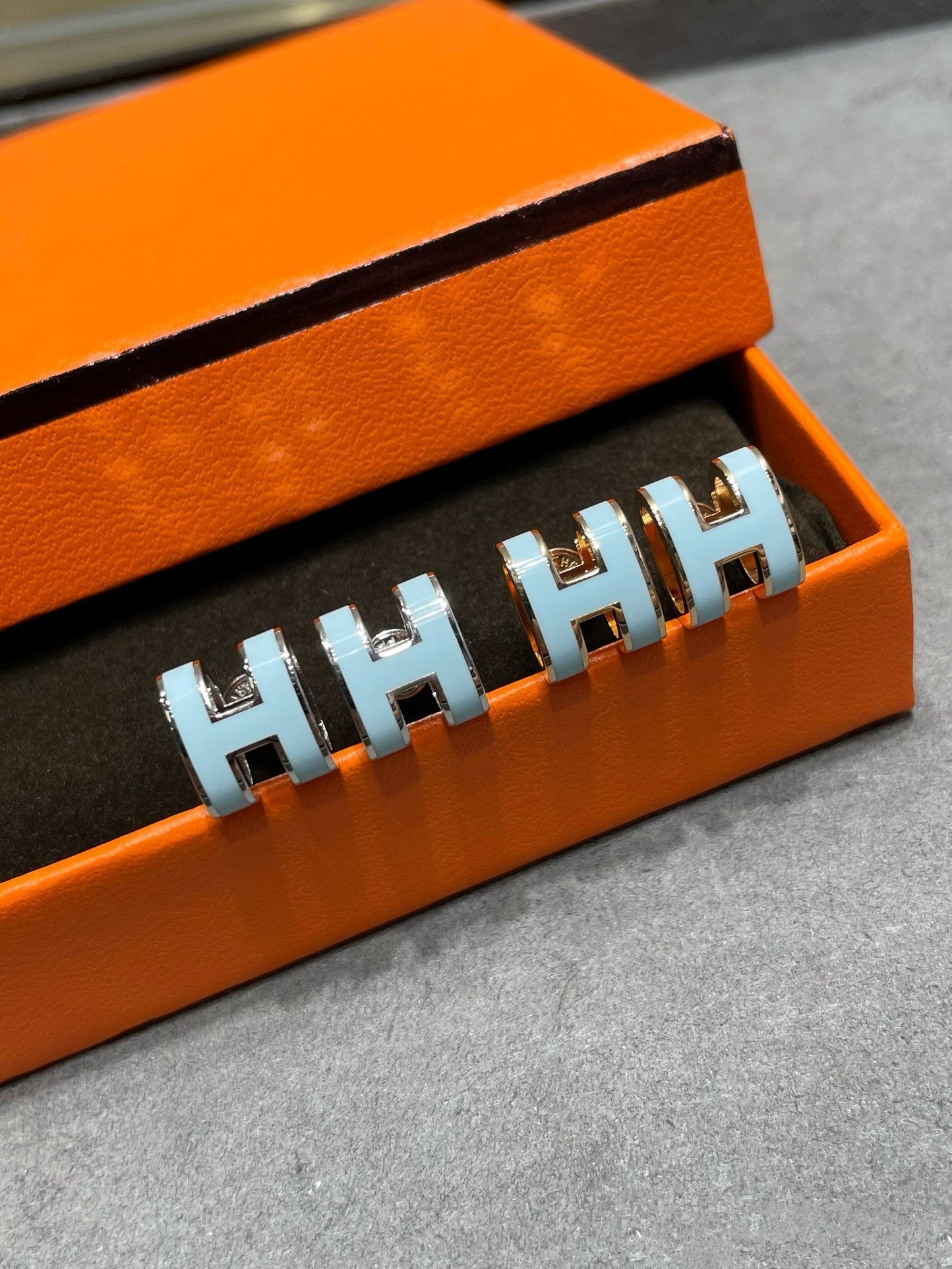 [GALE]POP H SKY BLUE STUD EARRINGS