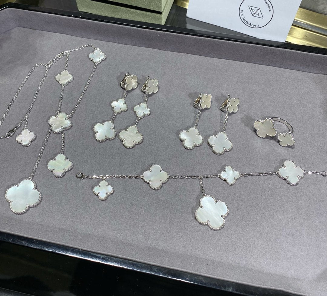 [NOVO]CLOVER 5 MOTIF WEISSER MOP SILBERNES ARMBAND