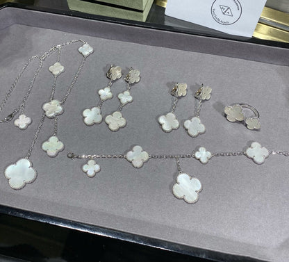 [NOVO]CLOVER 5 MOTIF WEISSER MOP SILBERNES ARMBAND