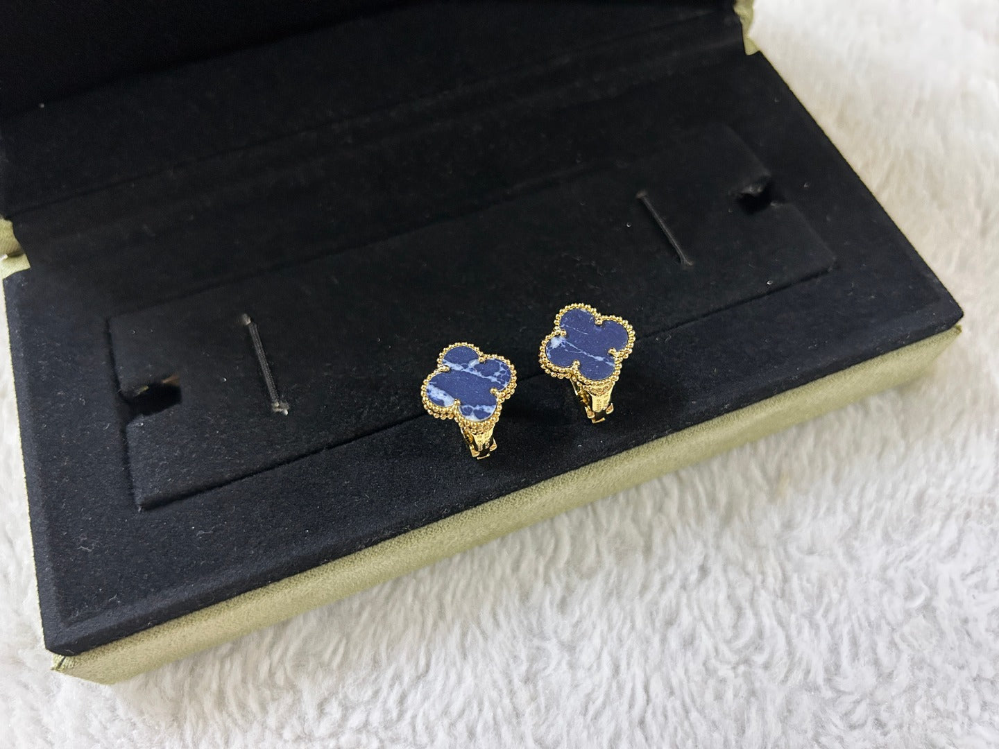 [GALE]CLOVER PIETERSITE MEDIUM STUD EARRINGS