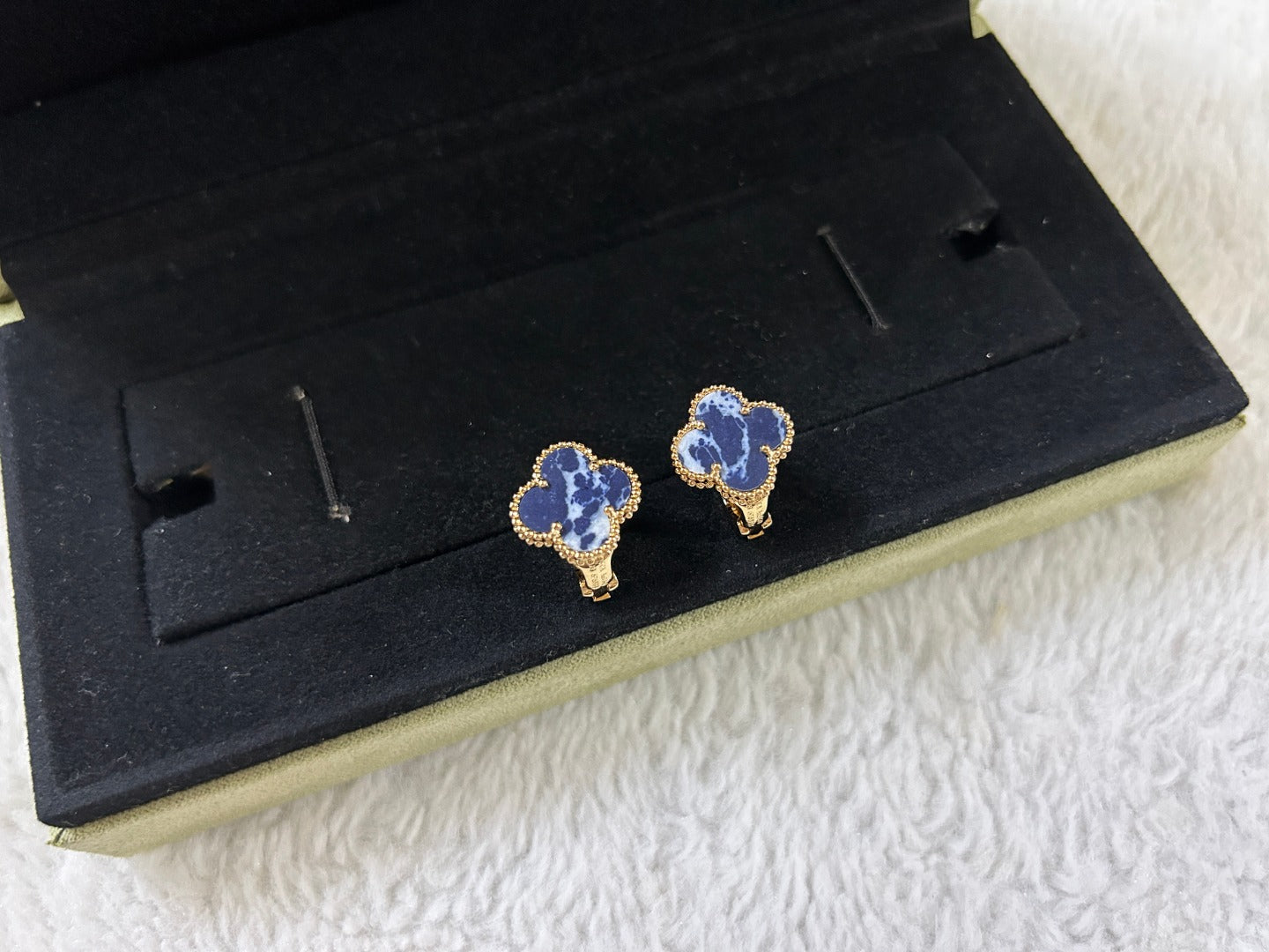[GALE]CLOVER PIETERSITE MEDIUM STUD EARRINGS