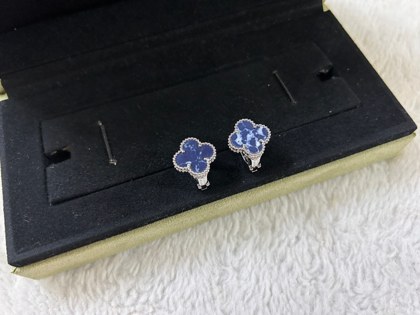 [GALE]CLOVER PIETERSITE MEDIUM STUD EARRINGS