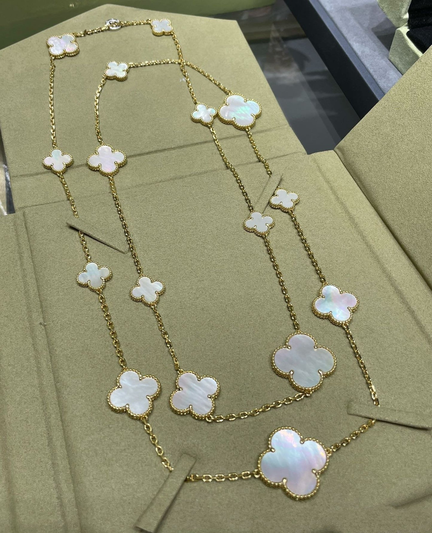 [GALE]CLOVER 16 MOTIF WHITE MOP GOLD NECKLACE