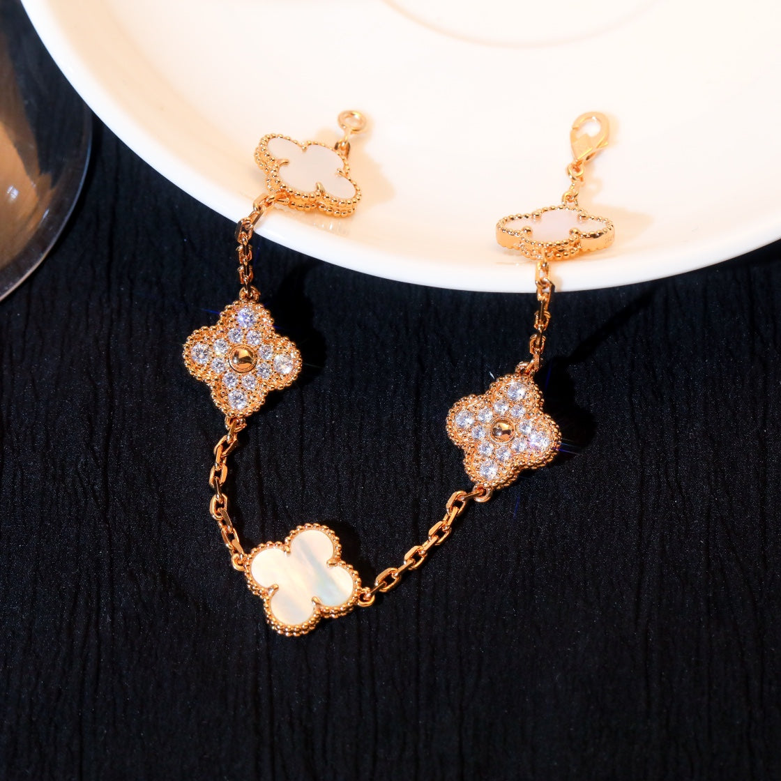 [NOVO]KLEEARMBAND 5-MOTIF WEISSER MOP-DIAMANT 