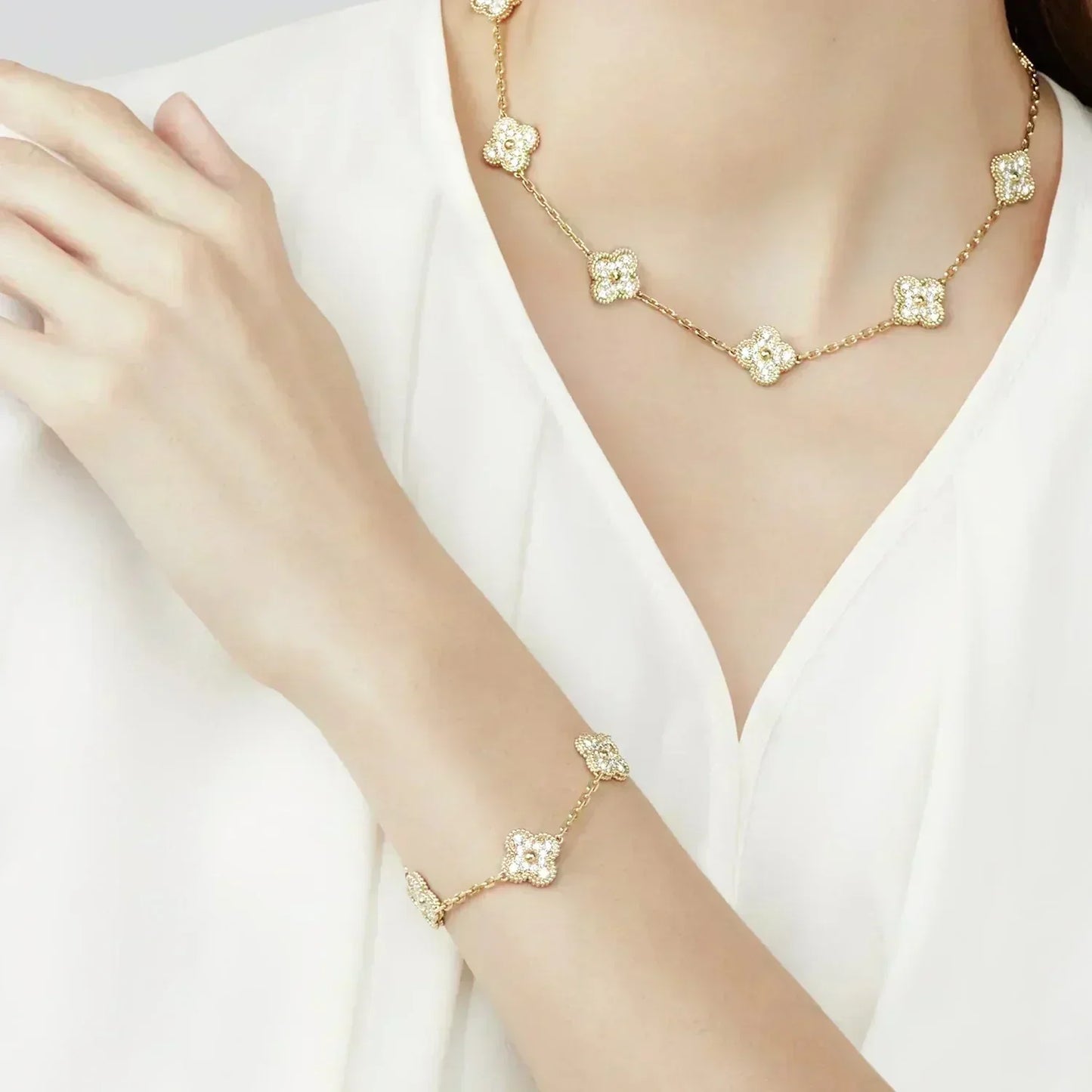 [NOVO]CLOVER 5 MOTIFS VOLLDIAMANT-ARMBAND