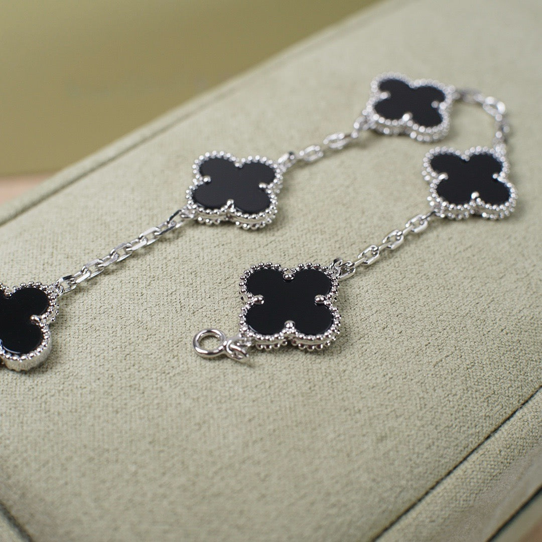 [NOVO]CLOVER 5 MOTIF ONYXS ARMBAND SILBER 