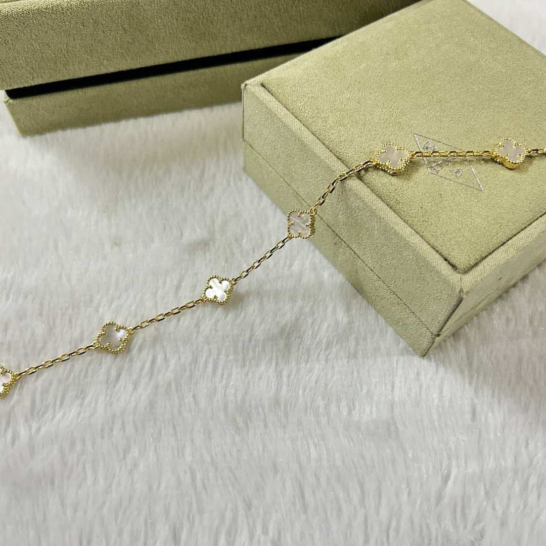 [NOVO]CLOVER 6 MOTIF WEISSES MOP-ARMBAND