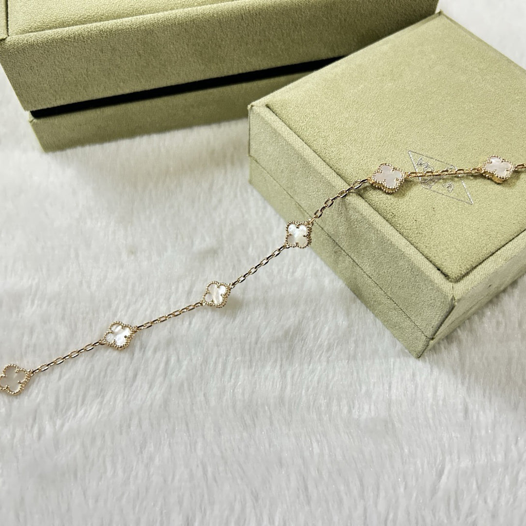 [NOVO]CLOVER 6 MOTIF WEISSES MOP-ARMBAND