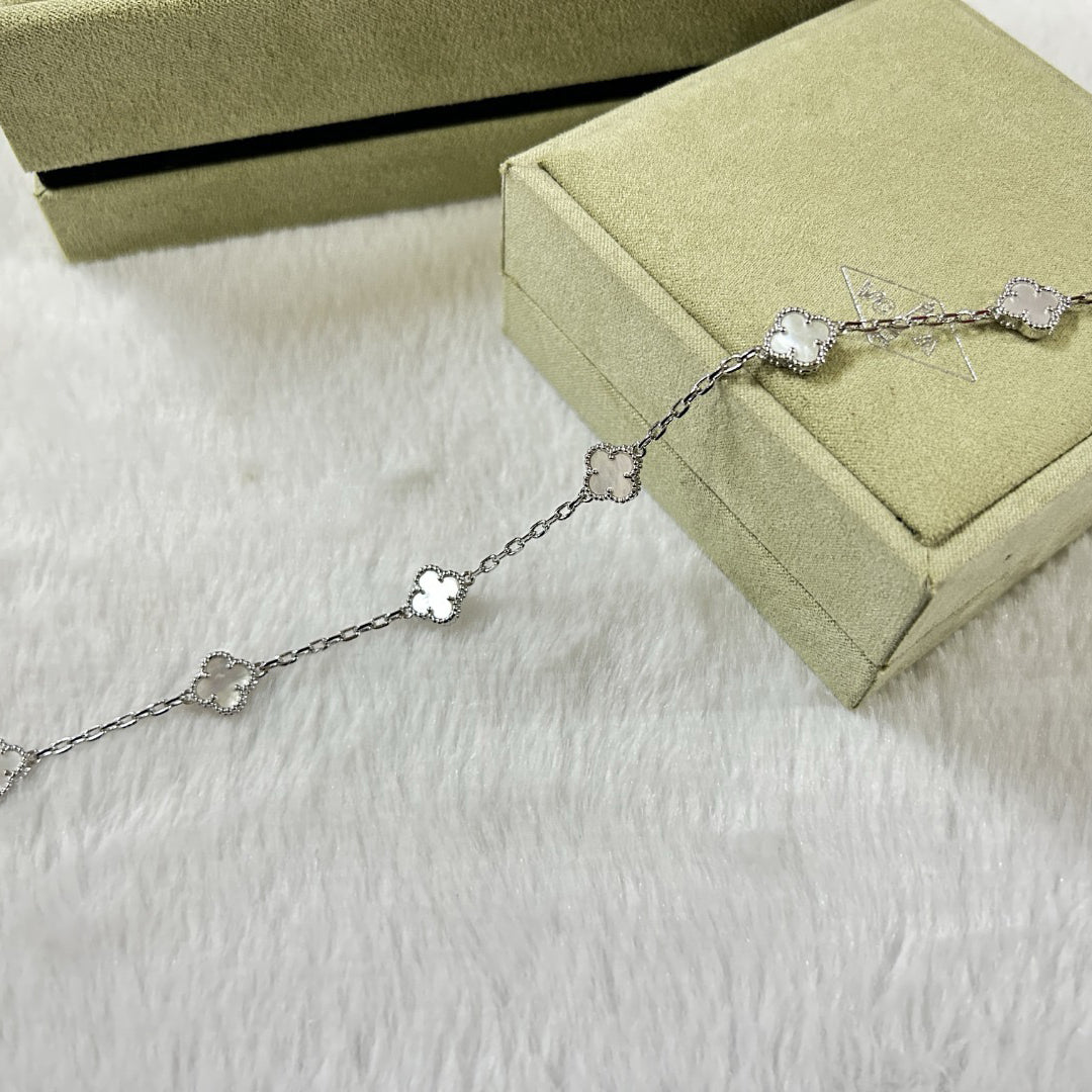 [NOVO]CLOVER 6 MOTIF WEISSES MOP-ARMBAND