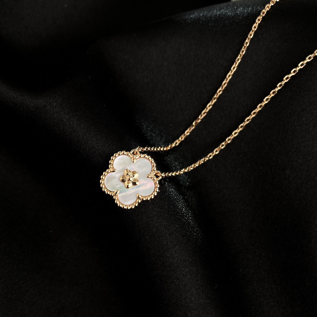 [GALE]LUCKY  WHITE MOP  PLUM BLOSSOM NECKLACE