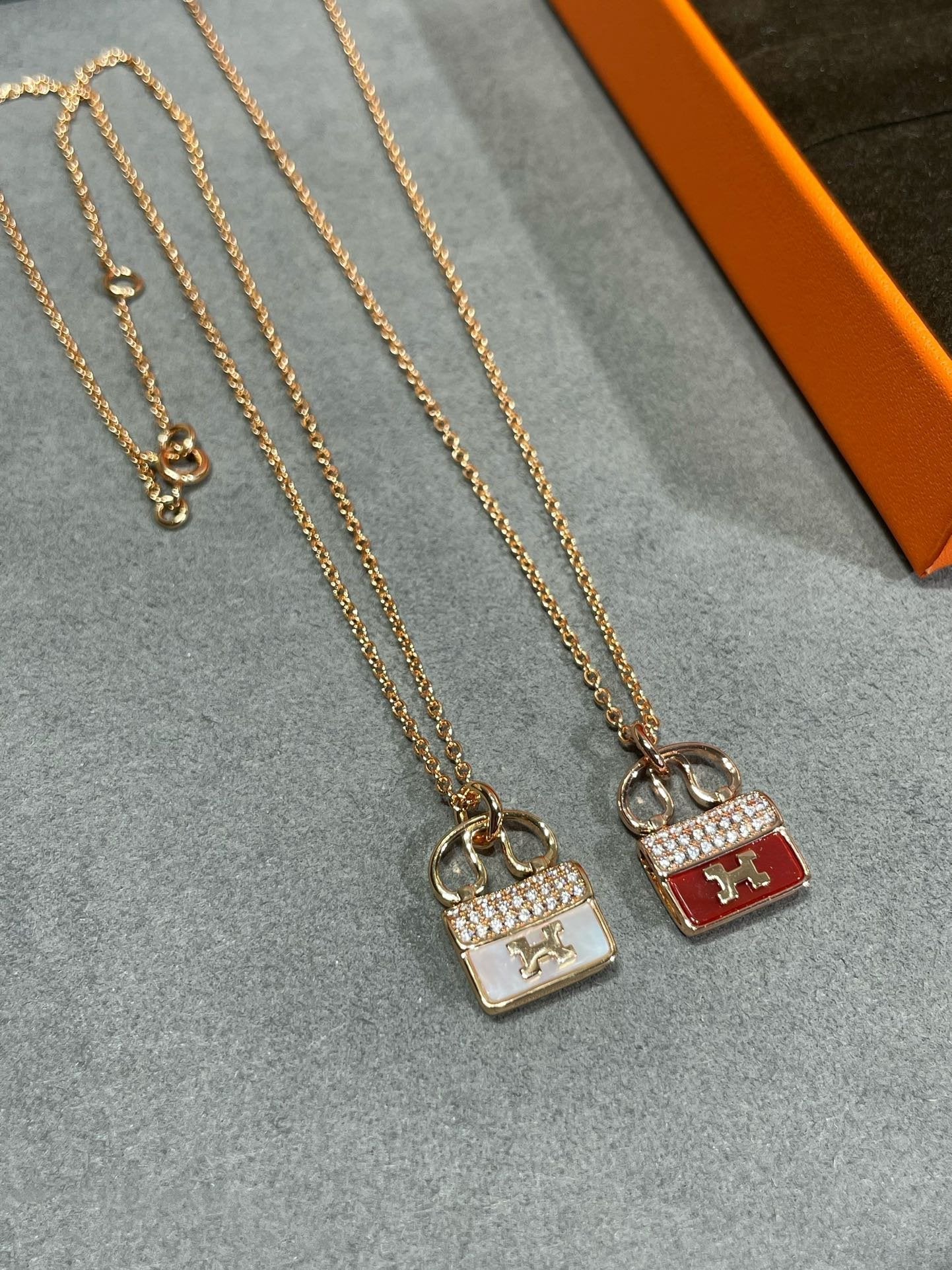 [GALE]H CIRCE MOISSANITE PENDANT NECKLACE GOLD