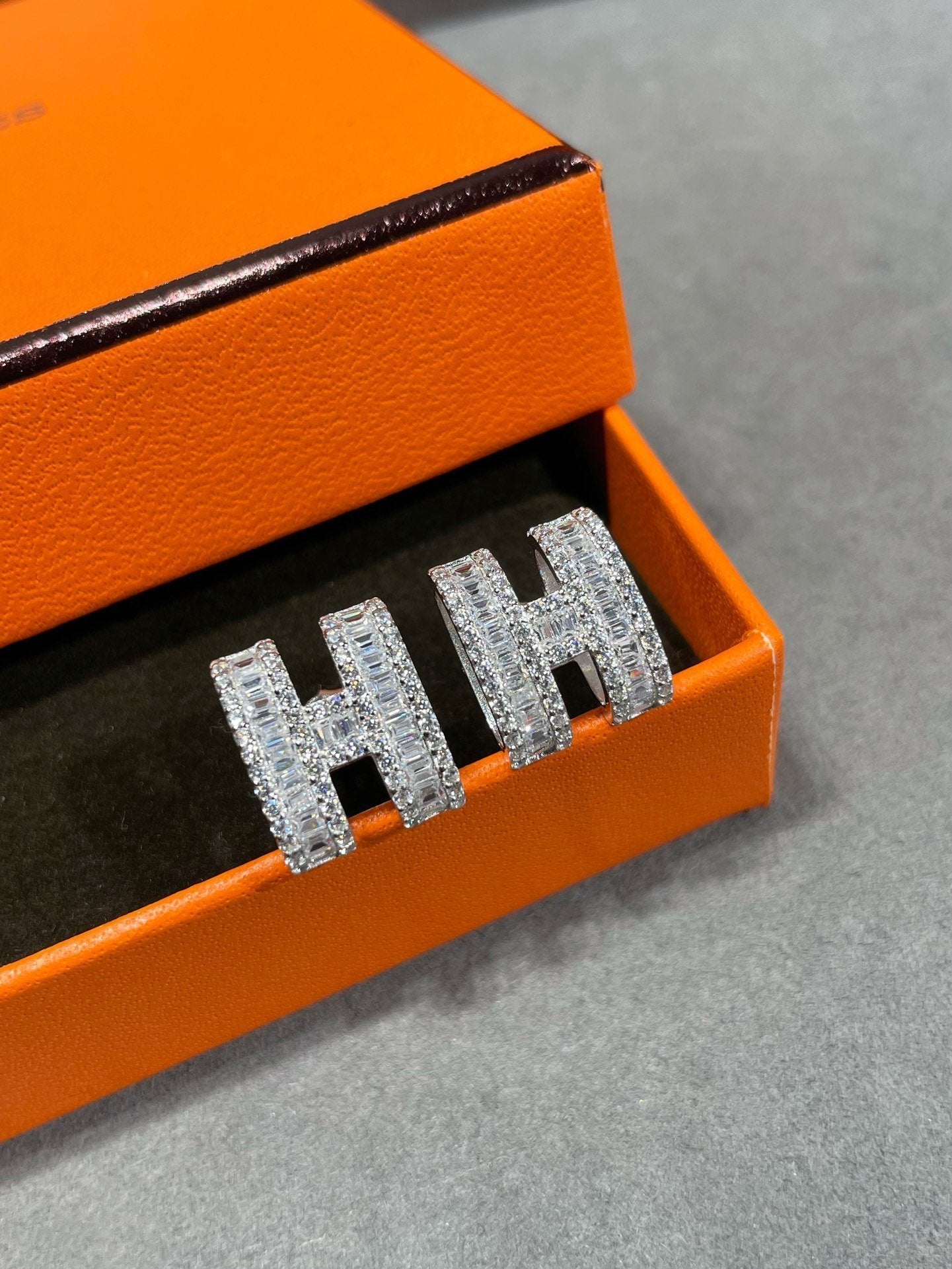 [GALE]H STUD EARRINGS WITH SILVER DIAMONDS