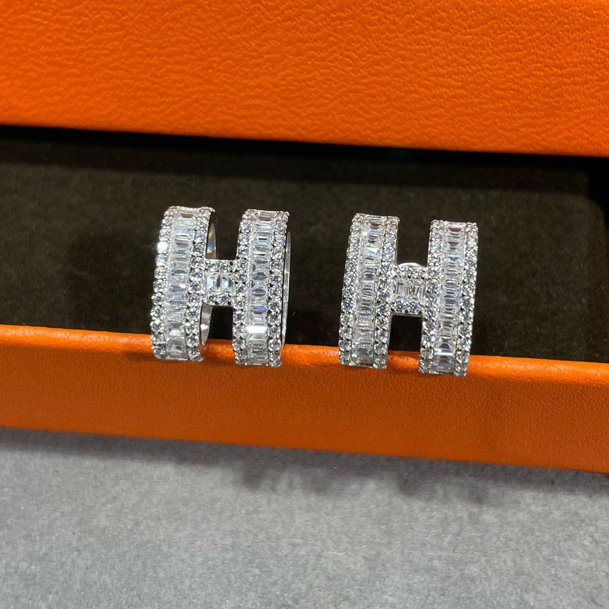 [GALE]H STUD EARRINGS WITH SILVER DIAMONDS